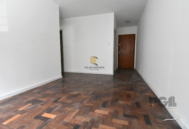 2 dormitórios, térreo com pátio.