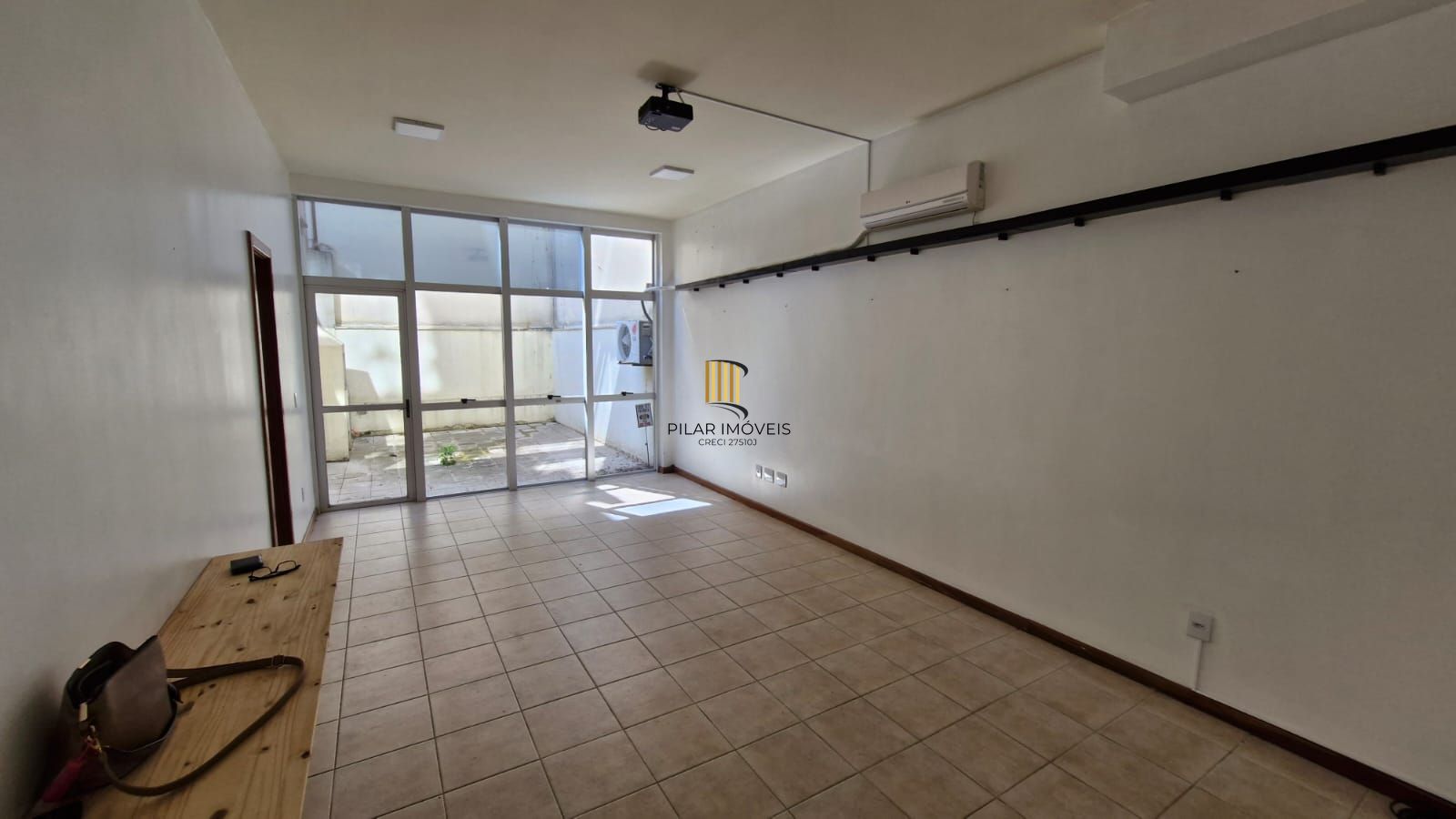 Sala na Rua General Lima e Silva com 68,50 m² de área privativa, pátio com churrasqueira