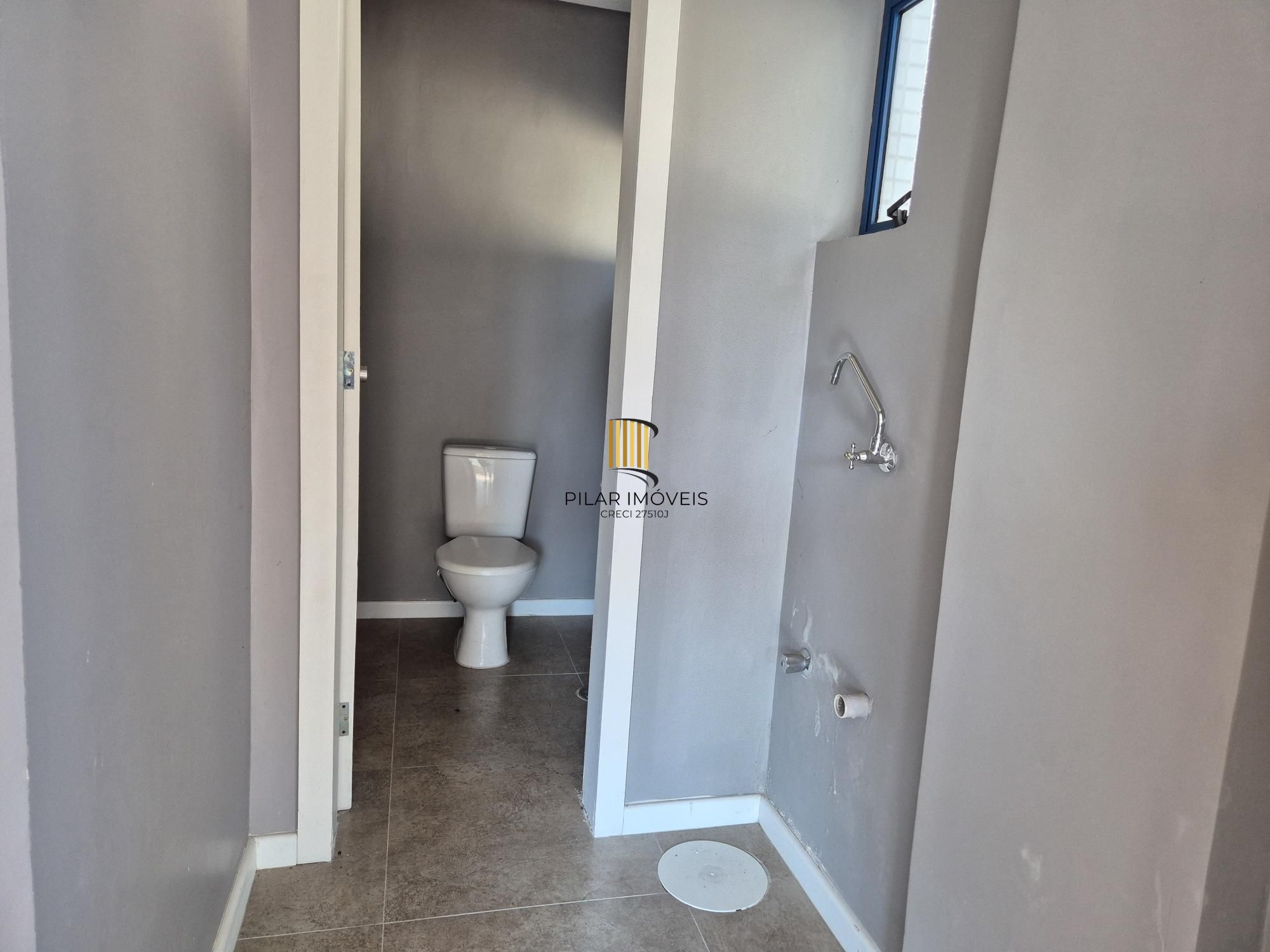 Sala comercial com amplo terraço