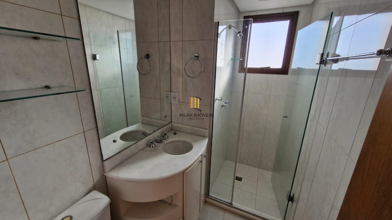 Apartamento impecável de frente no Menino Deus, 103,00 m² de área útil, 2 dormitórios, varanda integrada com churrasqueira, 2 garagens