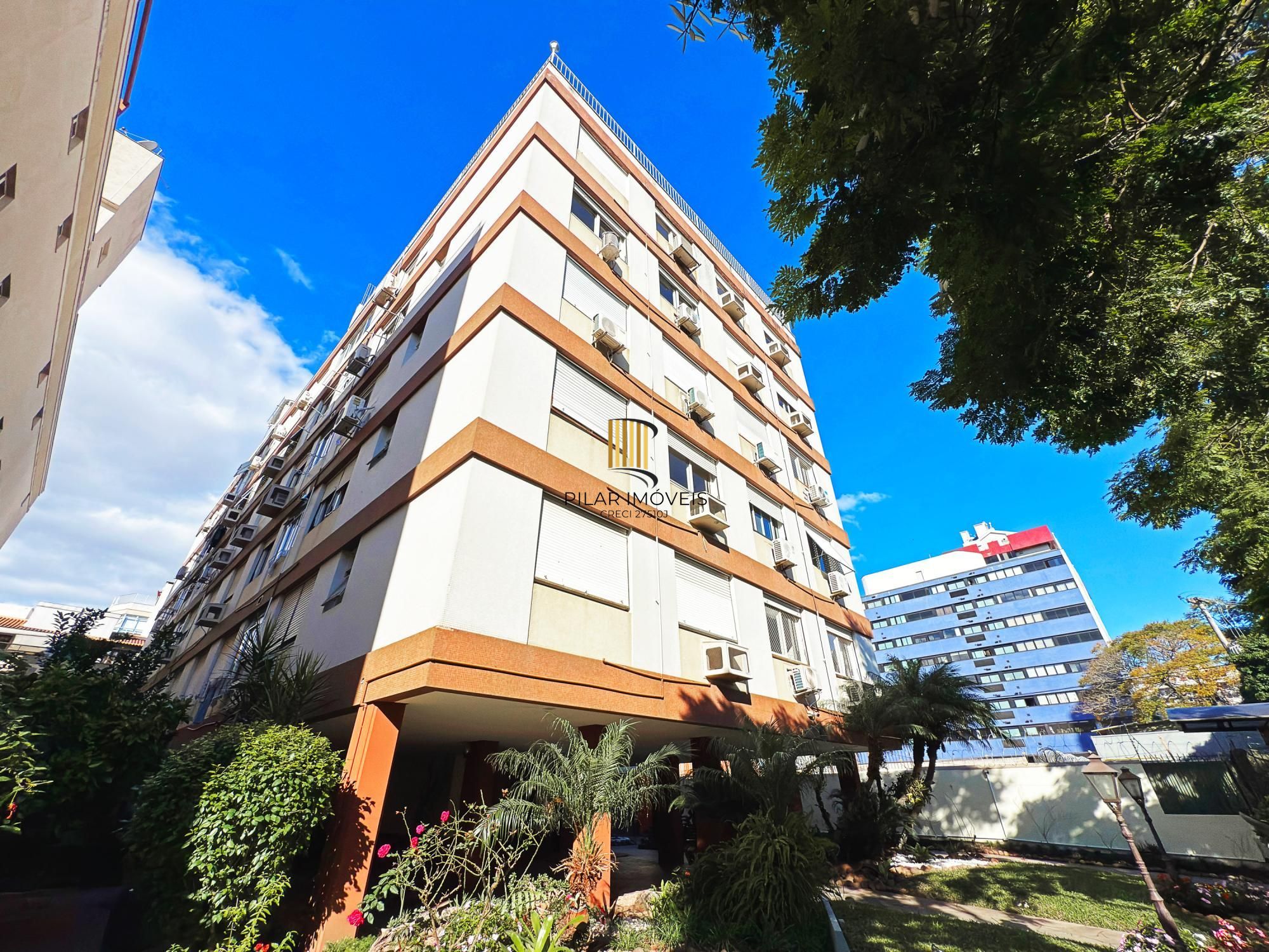 Apto 82m² 3 quartos, sendo um de empregada com suíte, prédio com elevador e vaga de garagem.