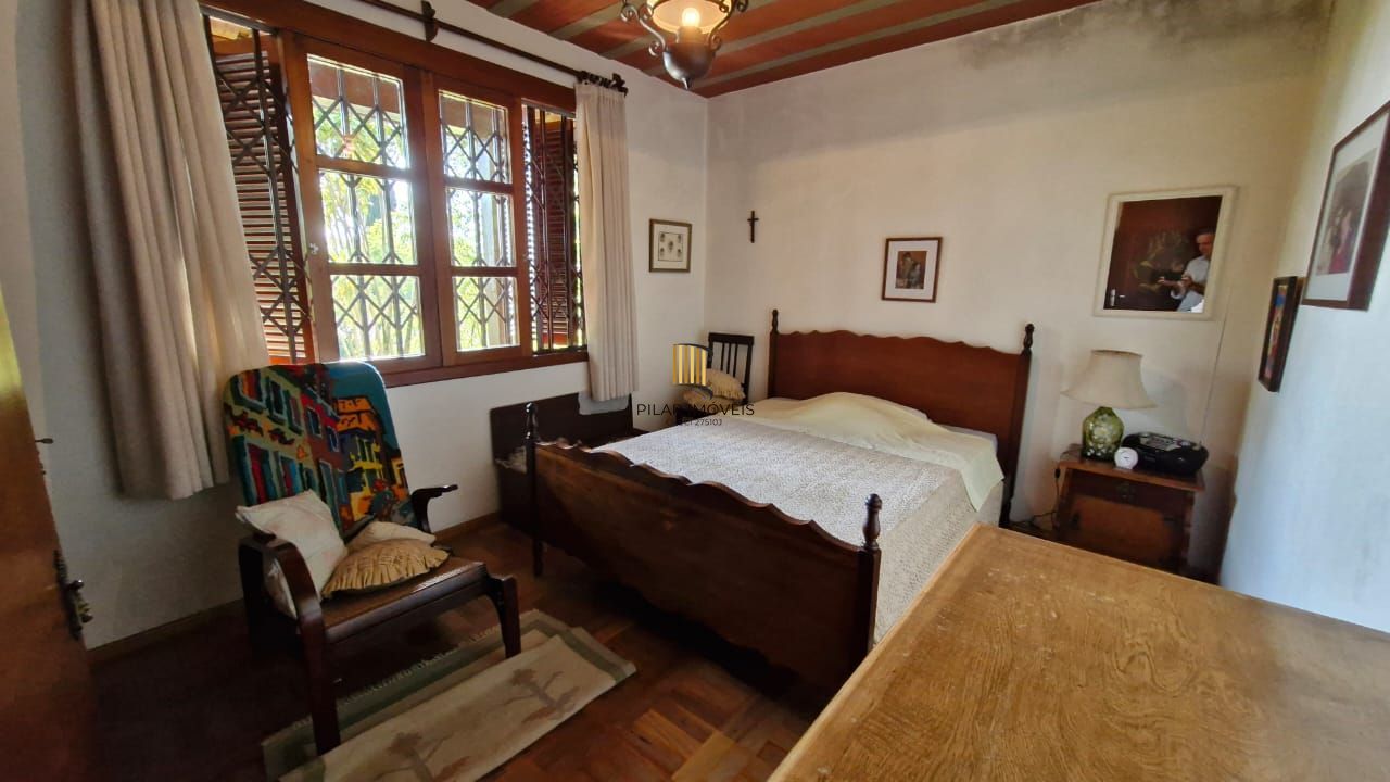Casa no Bairro Glória, 2 dormitórios, banheiro, 2 garagens, ensolarada e bem ventilada