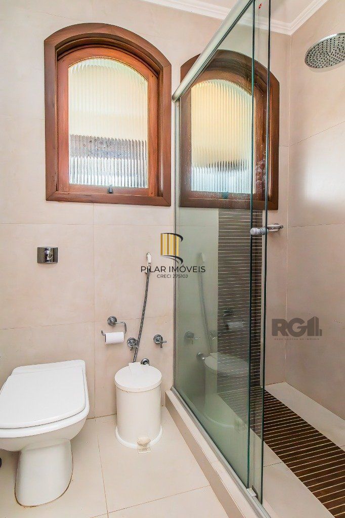 Casa com quatro quartos/dormitórios e muitos ambientes aconchegantes.