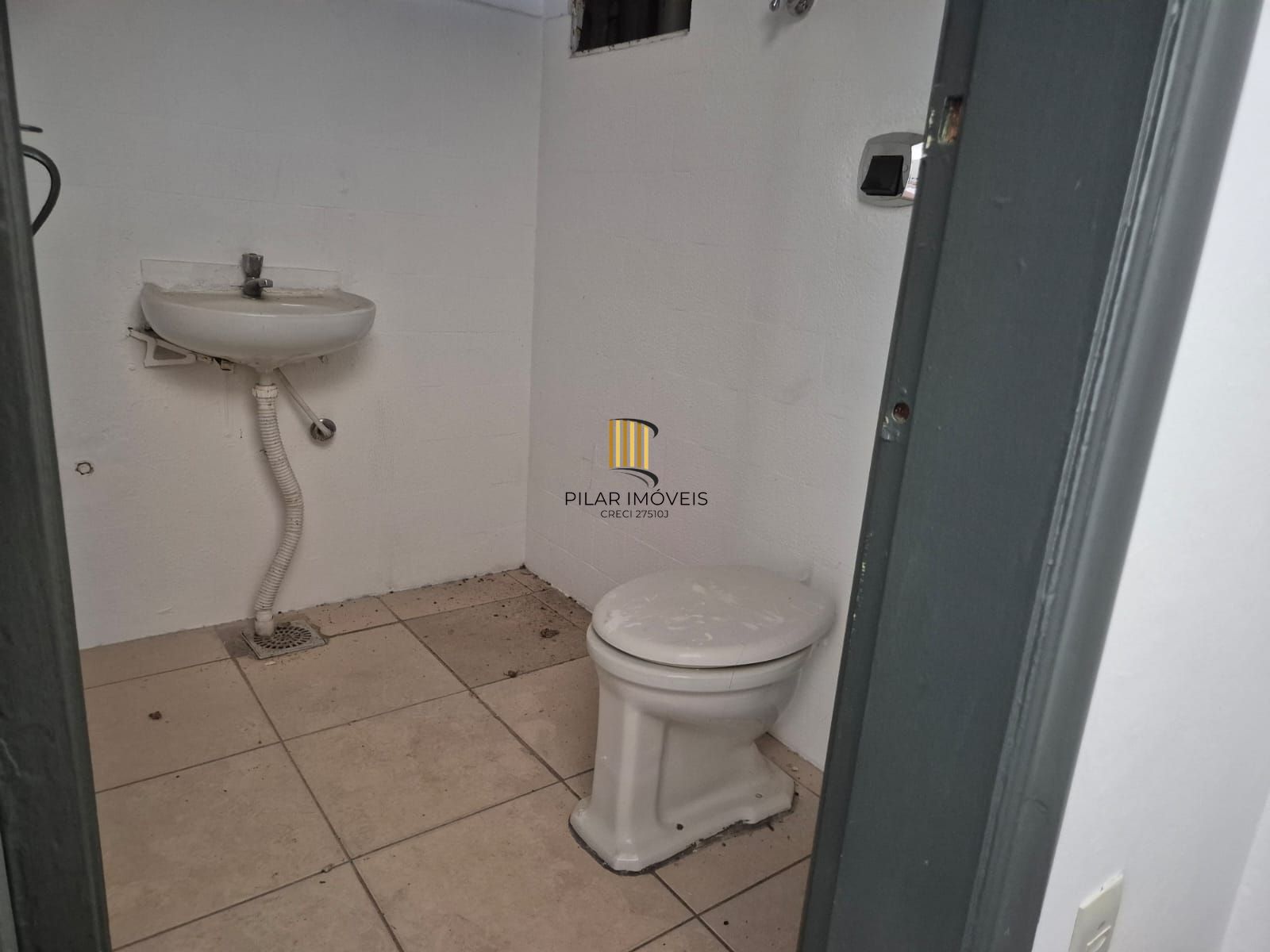 Sala em andar alto, desocupada
