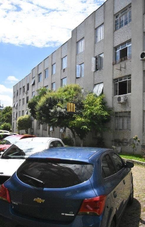 2 dormitórios, térreo com pátio.