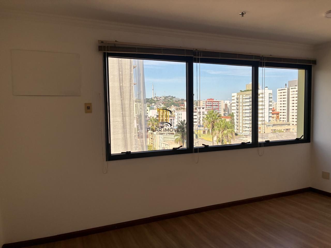 Ótima sala de 24,88 metros quadrados no Menino Deus