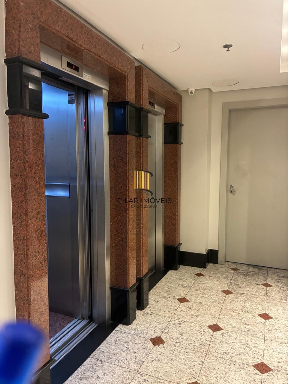 Ótima sala de 24,88 metros quadrados no Menino Deus