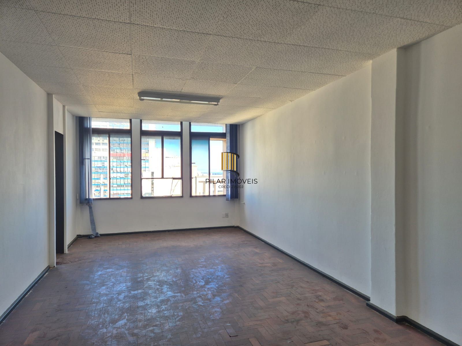 Sala em andar alto, desocupada