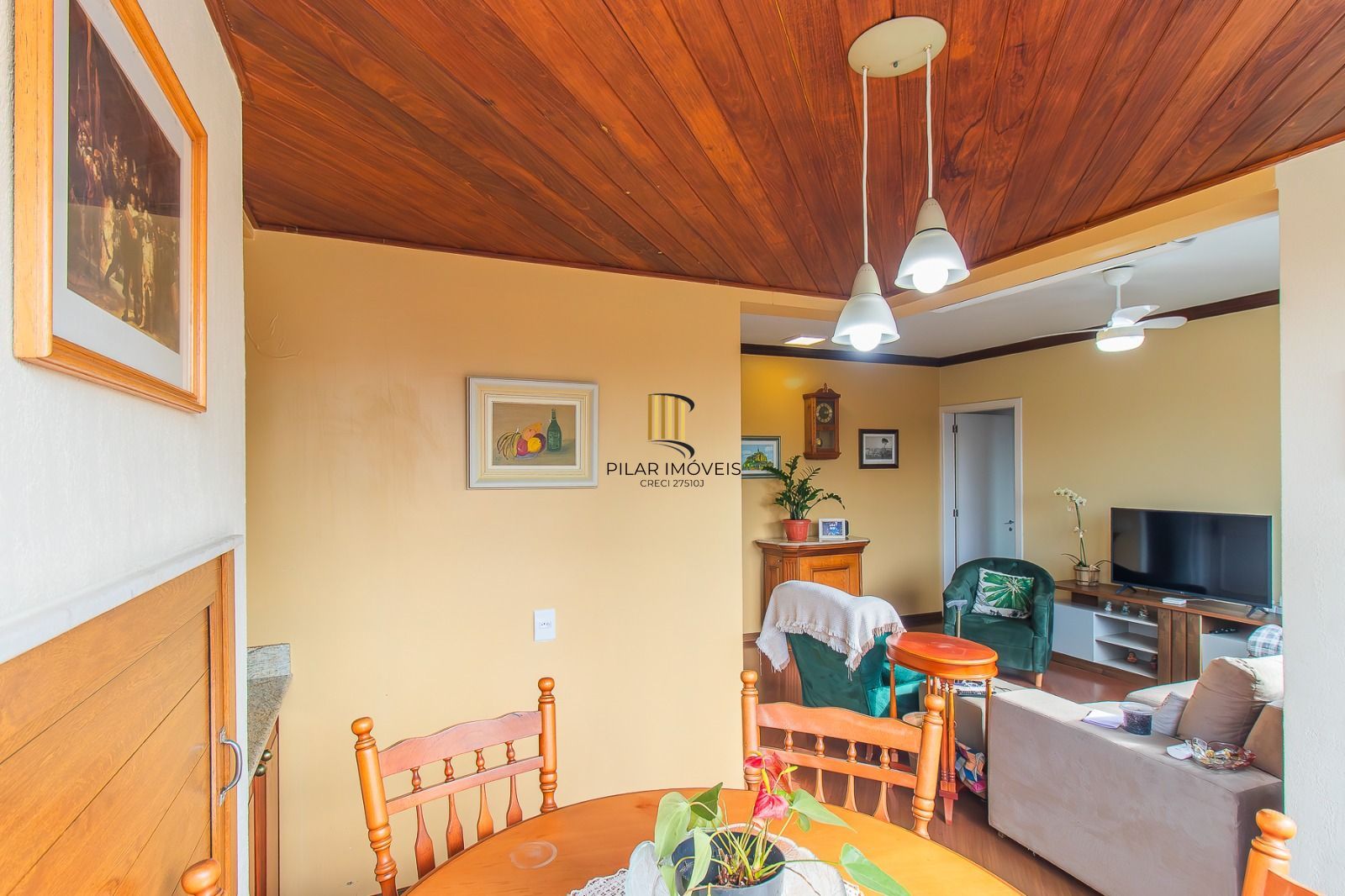 Apartamento panorâmico com três dormitórios, garagem