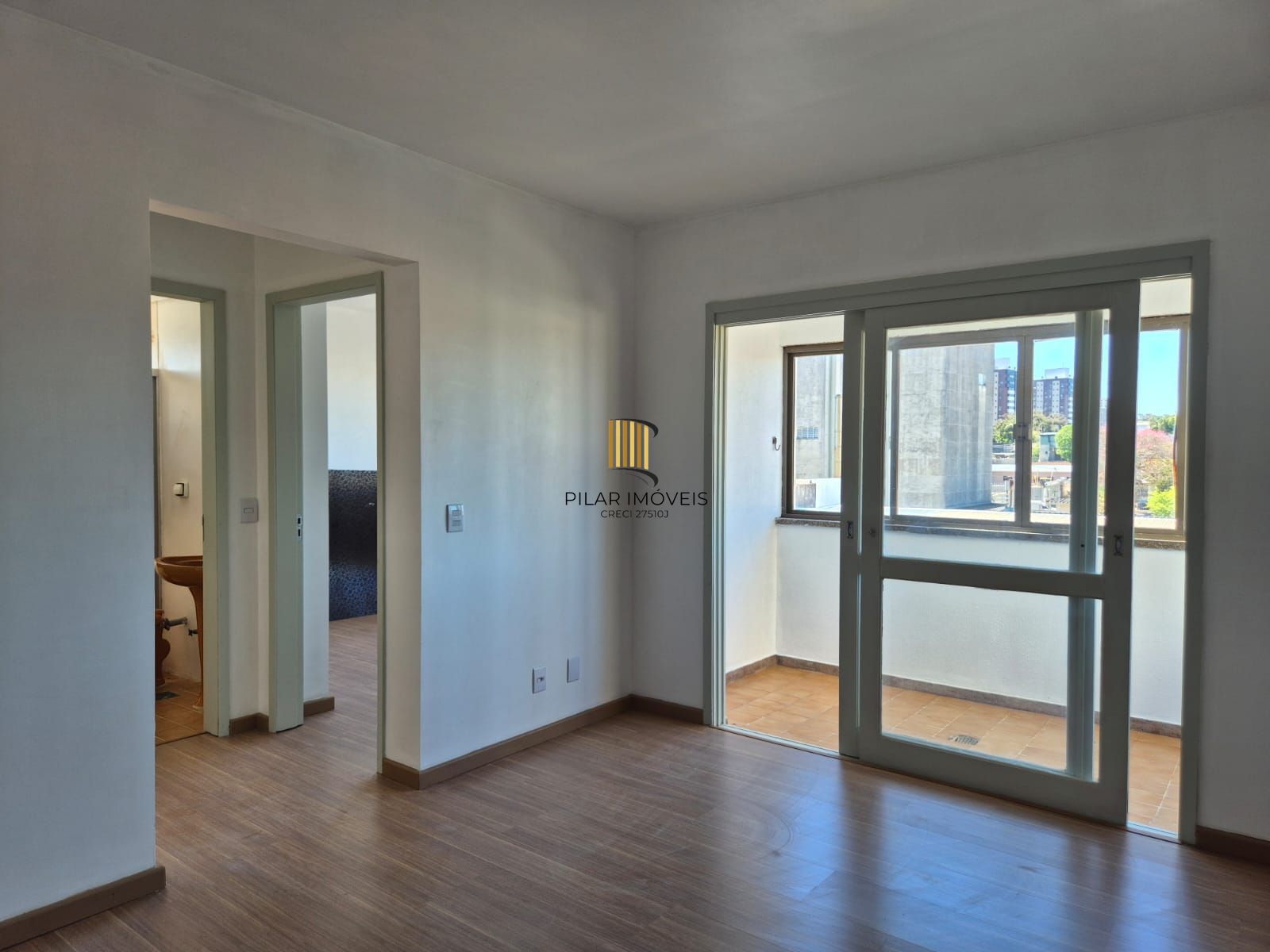 Um dormitório com sacada