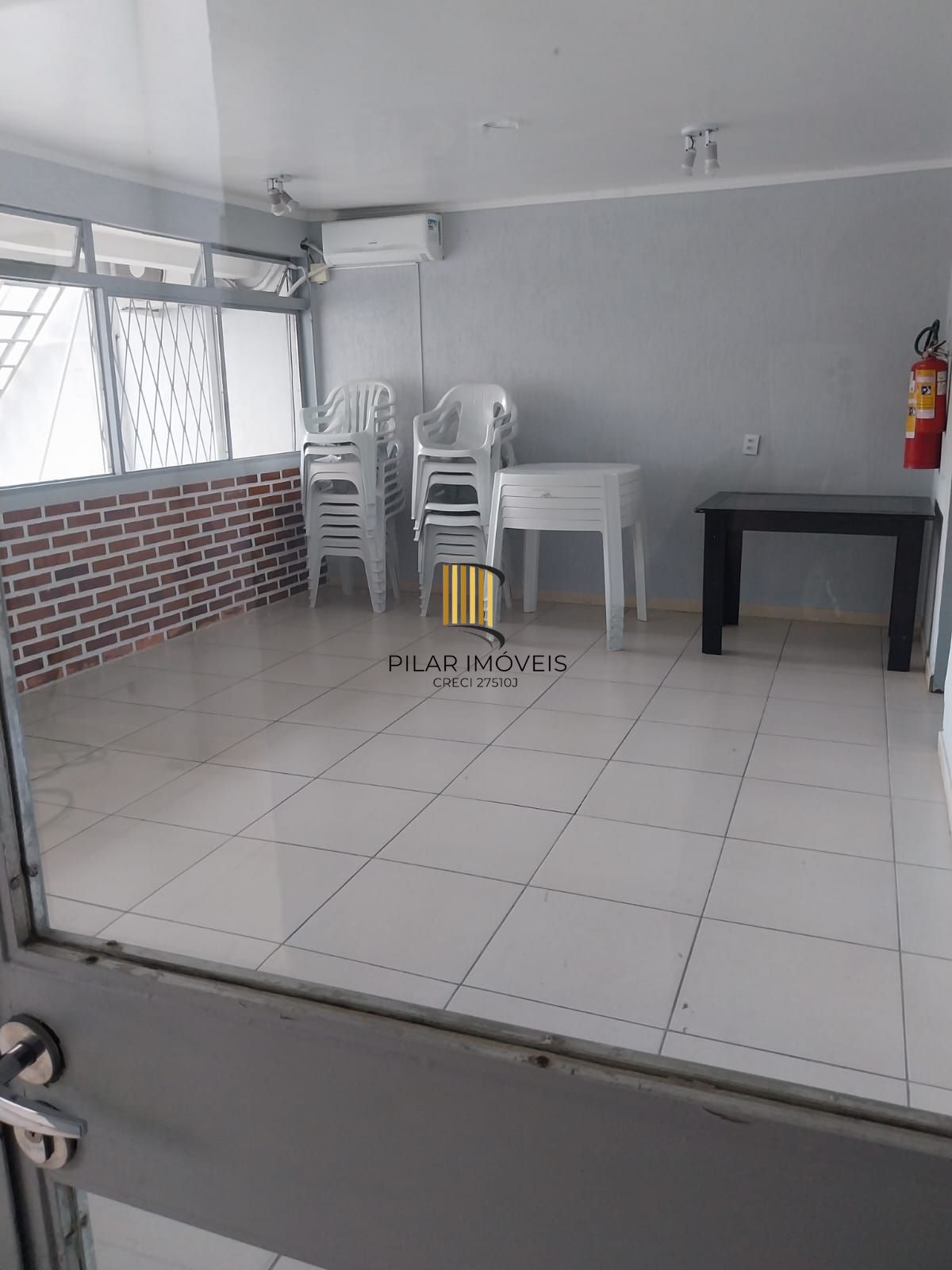 APARTAMENTO 62m² no bairro Glória, dois dormitórios, térreo e área externa.