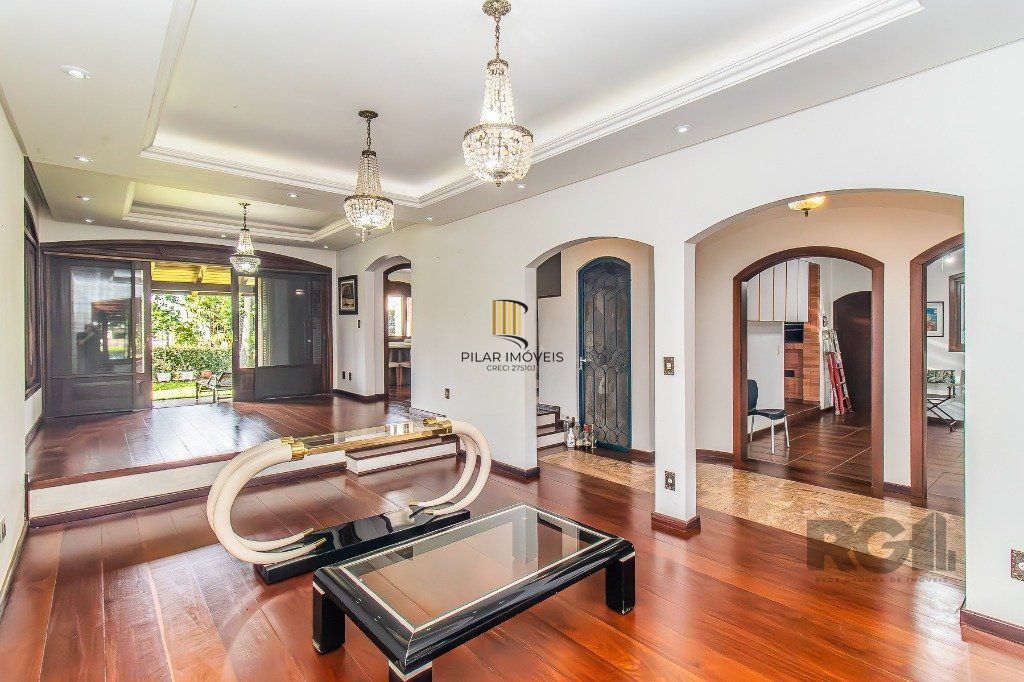 Casa com quatro quartos/dormitórios e muitos ambientes aconchegantes.