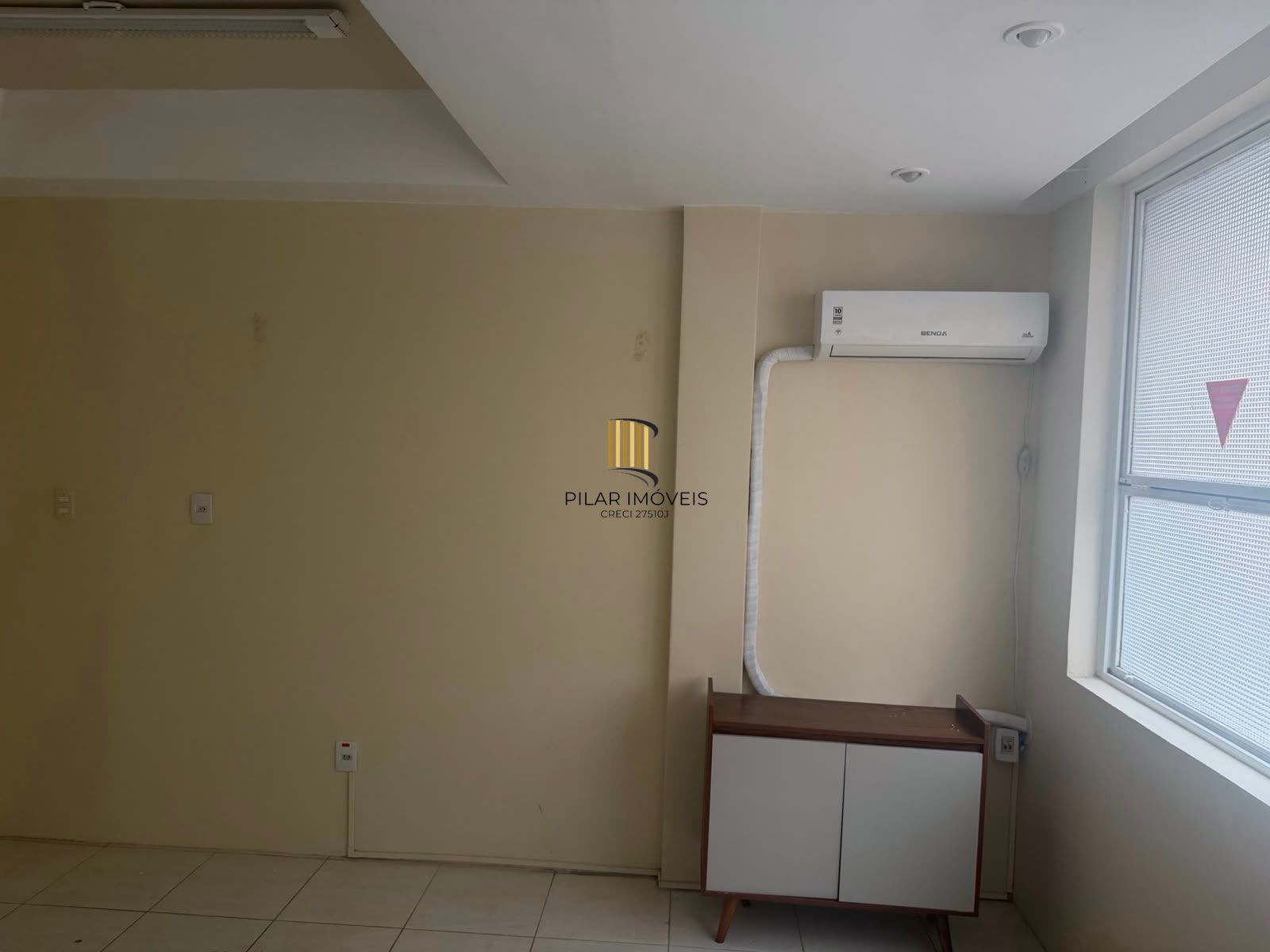 Excelente oportunidade sala comercial rua DR. flores , 0 dormitório