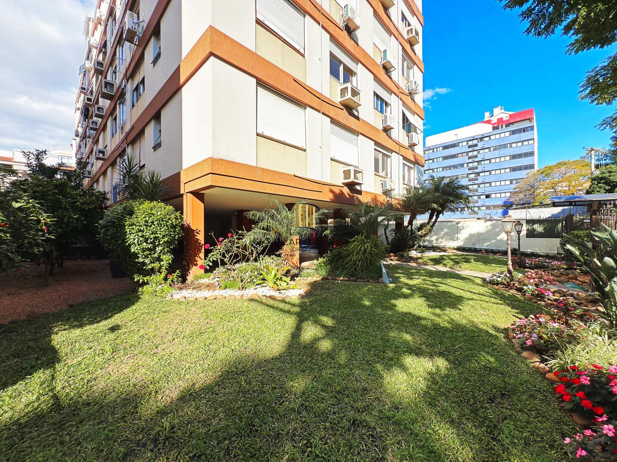 Apto 82m² 3 quartos, sendo um de empregada com suíte, prédio com elevador e vaga de garagem.