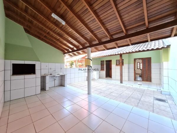 Casa de 3 dormitórios, apenas uma quadra da Av. Edgar Pires de Castro
