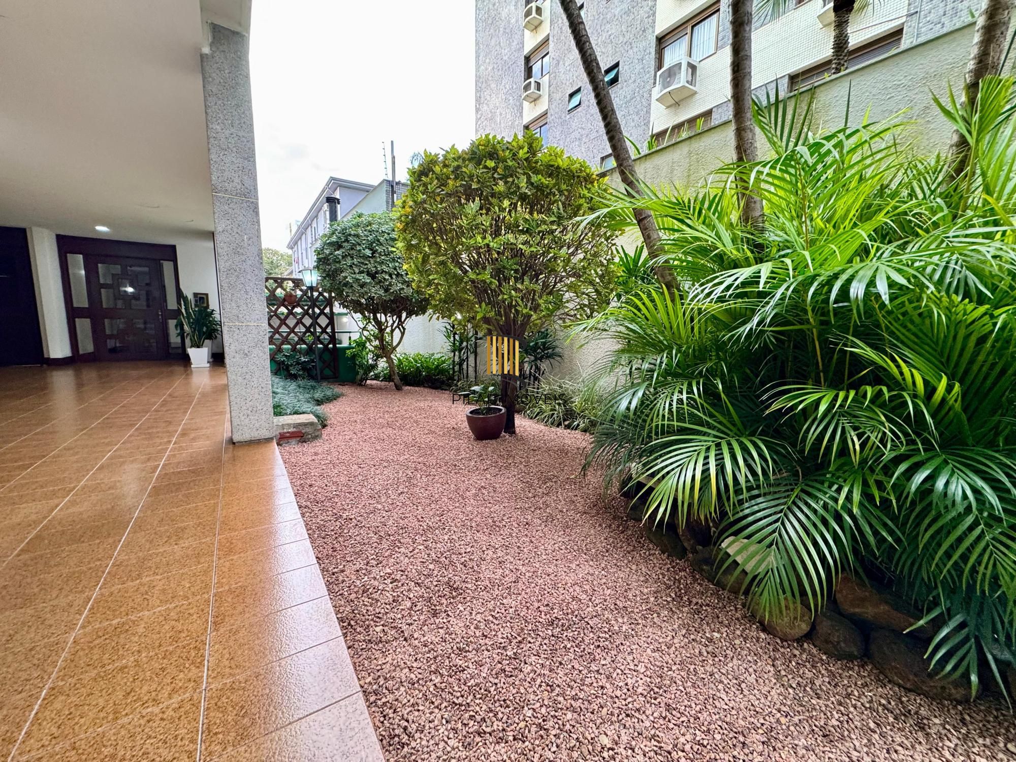 Apartamento semimobiliado em excelentes condições.
