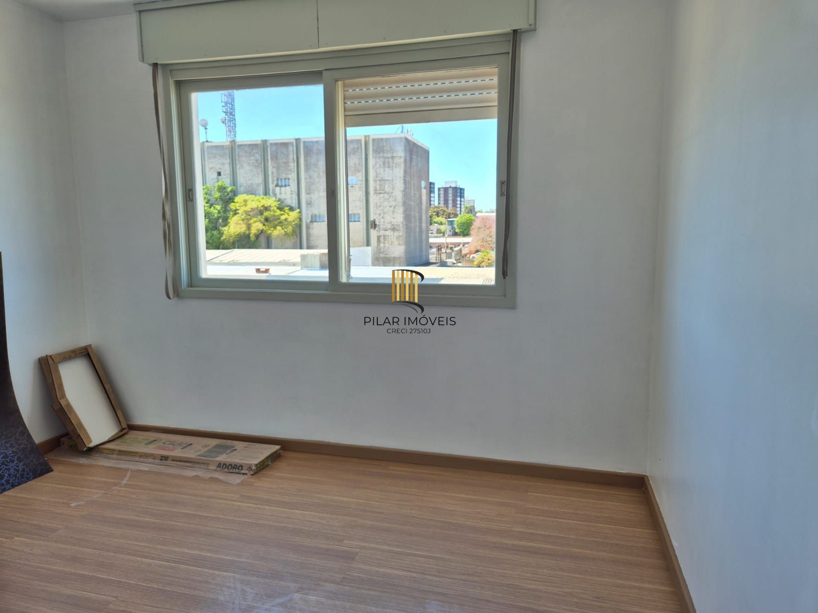 Um dormitório com sacada