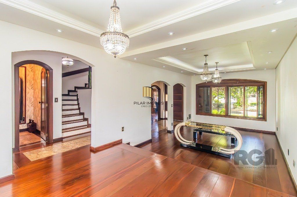 Casa com quatro quartos/dormitórios e muitos ambientes aconchegantes.