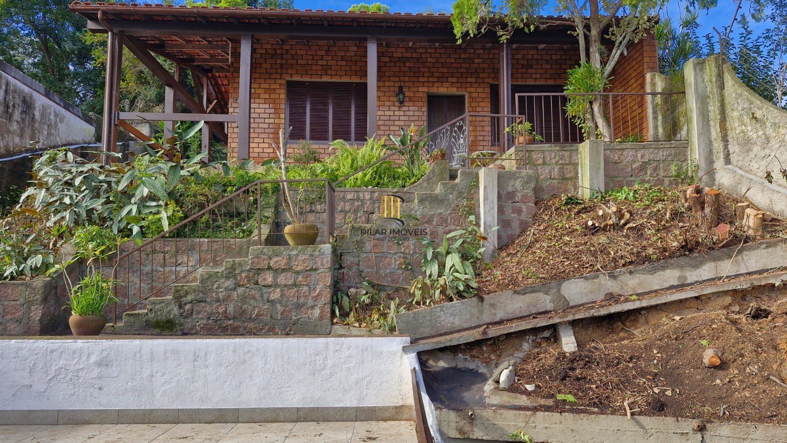 Casa no Bairro Glória, 2 dormitórios, banheiro, 2 garagens, ensolarada e bem ventilada