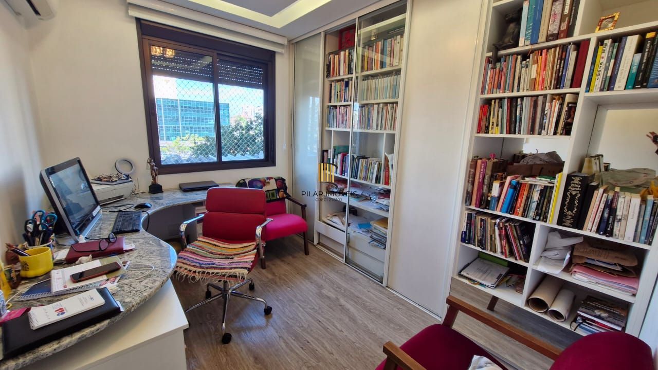Apartamento de frente para o Guaíba/Parque Marinha do Brasil, com 3 dormitórios, 2 garagens cobertas