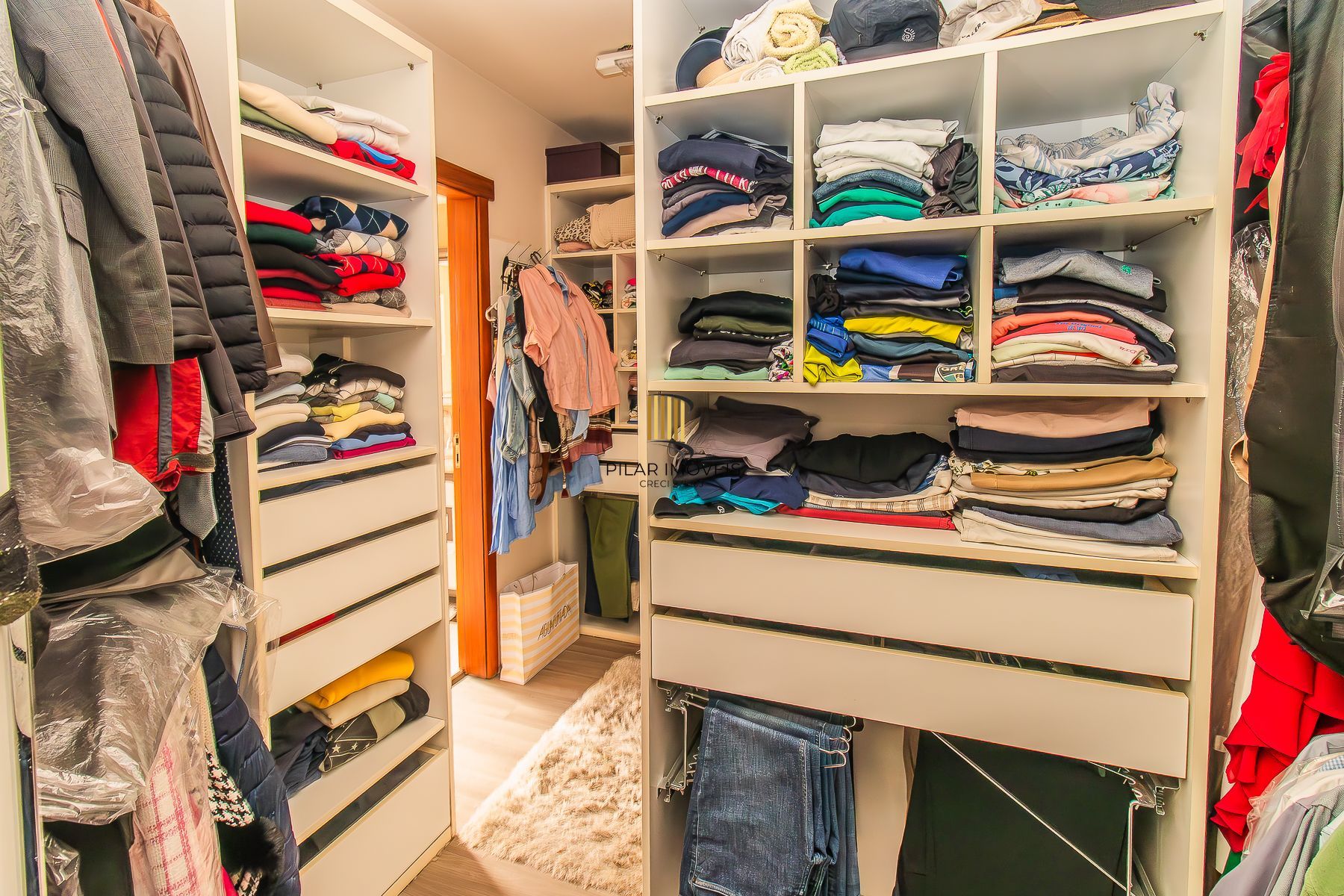 CASA DE 4 DORMITÓRIOS EM CONDOMÍNIO - 320 m² - 4 VAGAS DE GARAGEM