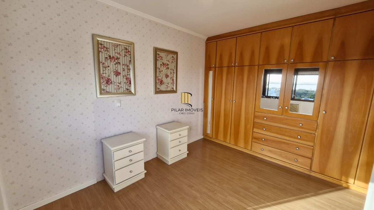 Apartamento impecável de frente no Menino Deus, 103,00 m² de área útil, 2 dormitórios, varanda integrada com churrasqueira, 2 garagens