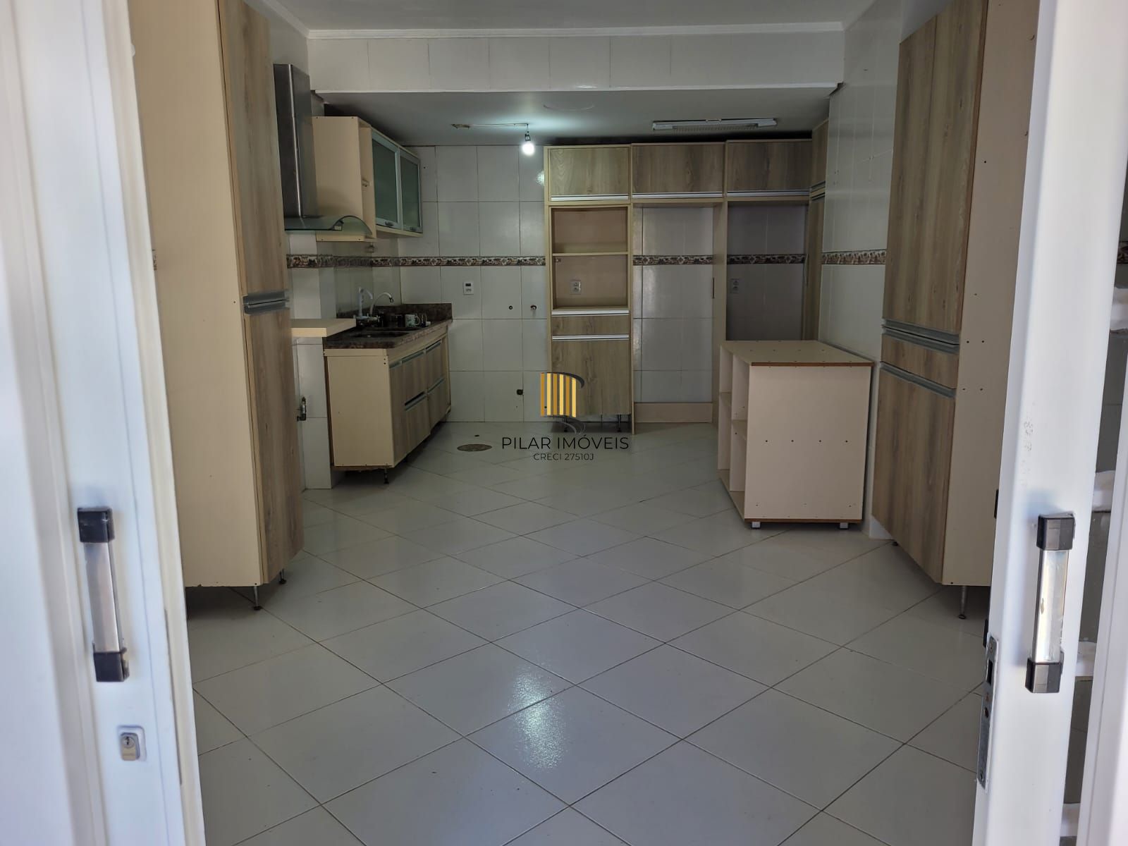 Casa no bairro Ipanema com 291 m² de área privativa e 8 garagens