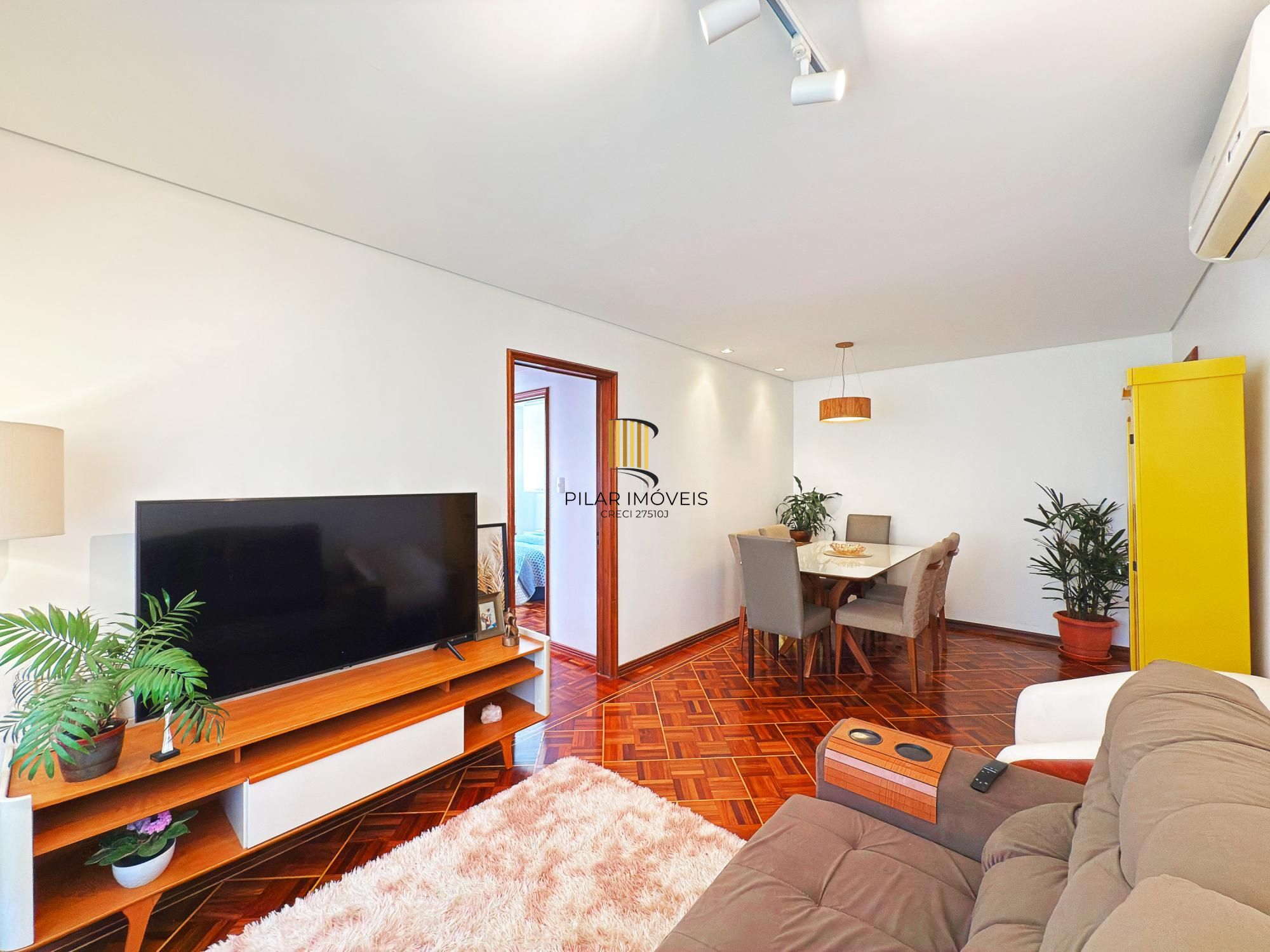 Apto 82m² 3 quartos, sendo um de empregada com suíte, prédio com elevador e vaga de garagem.