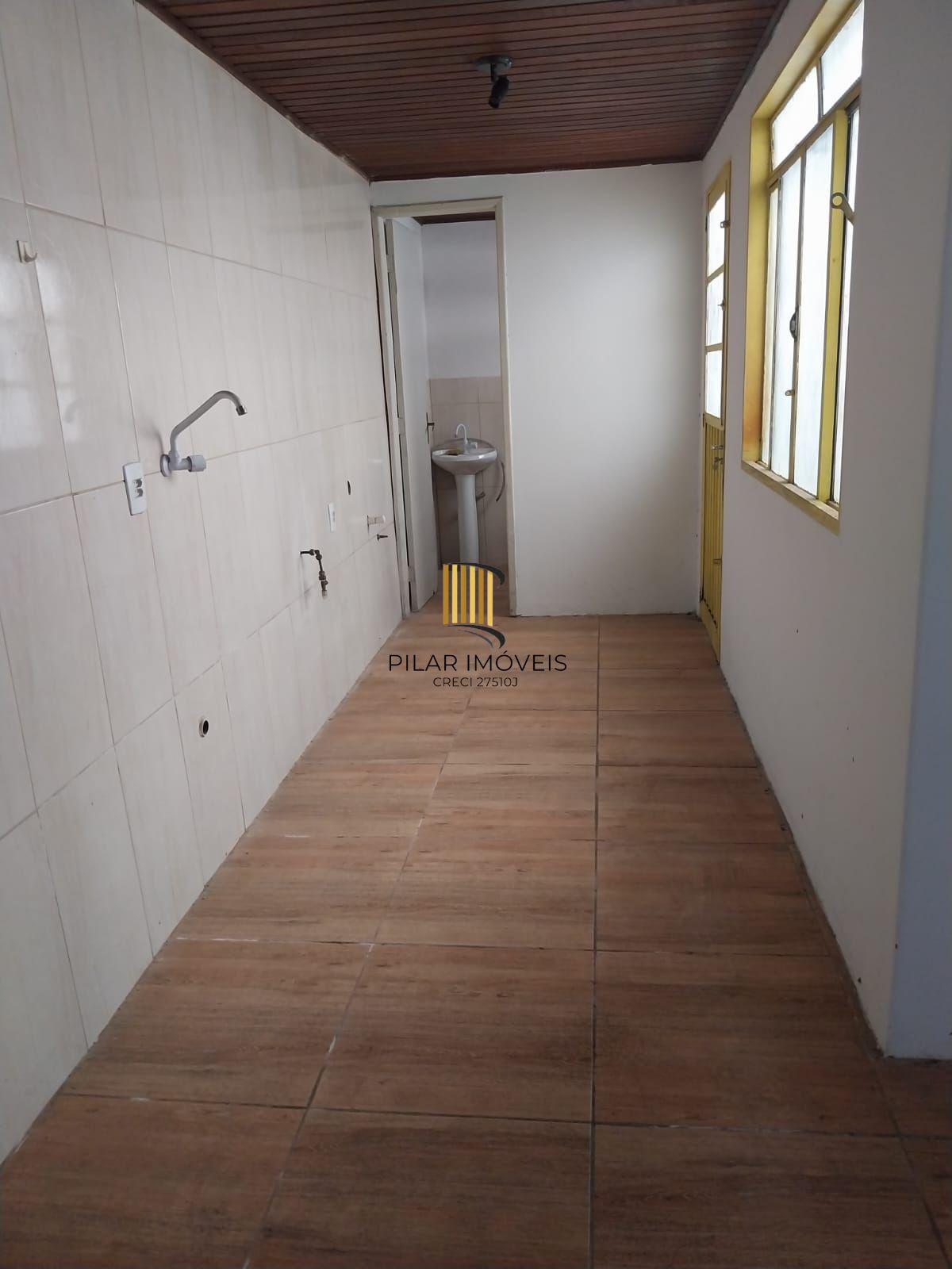 APARTAMENTO 62m² no bairro Glória, dois dormitórios, térreo e área externa.
