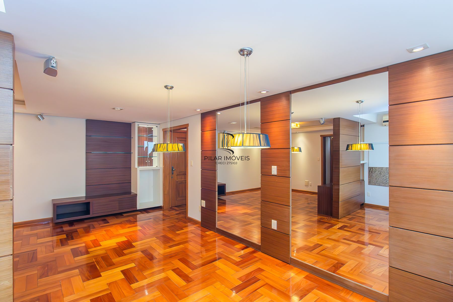 Apartamento semi mobiliado, impecável, com 126m² privativo.