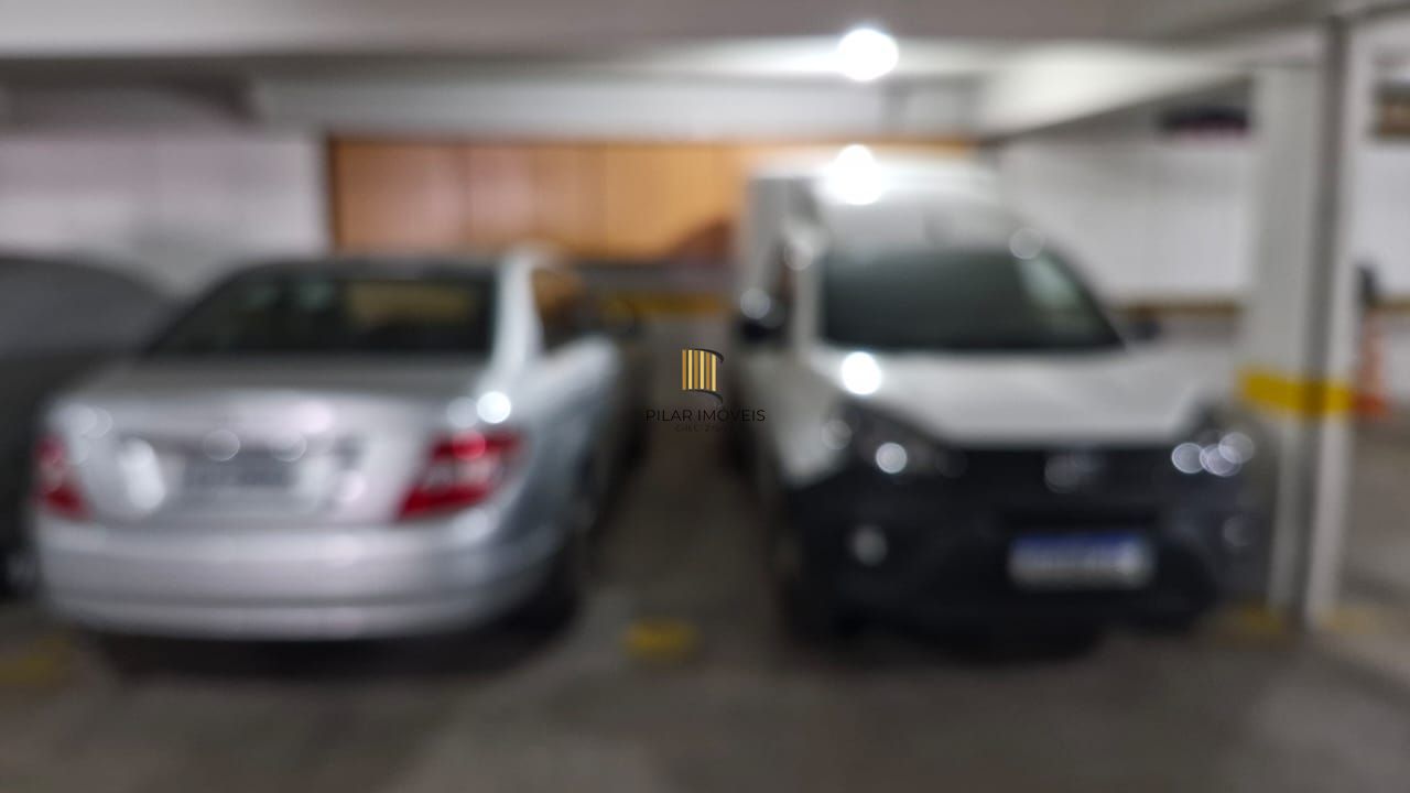 Apartamento impecável de frente no Menino Deus, 103,00 m² de área útil, 2 dormitórios, varanda integrada com churrasqueira, 2 garagens