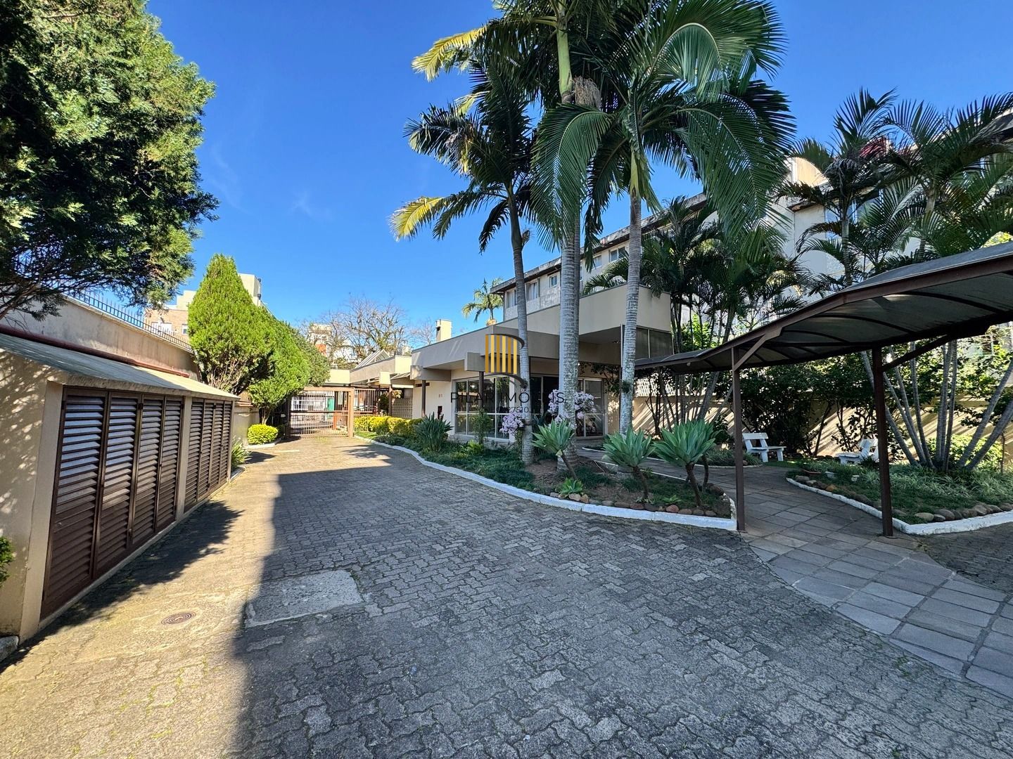 Apartamento dois dormitórios ( uma suíte) garagem/depósito Bairro Menino Deus