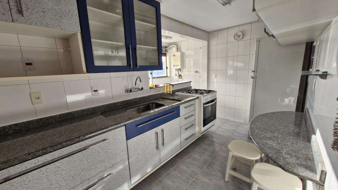 Apartamento impecável de frente no Menino Deus, 103,00 m² de área útil, 2 dormitórios, varanda integrada com churrasqueira, 2 garagens