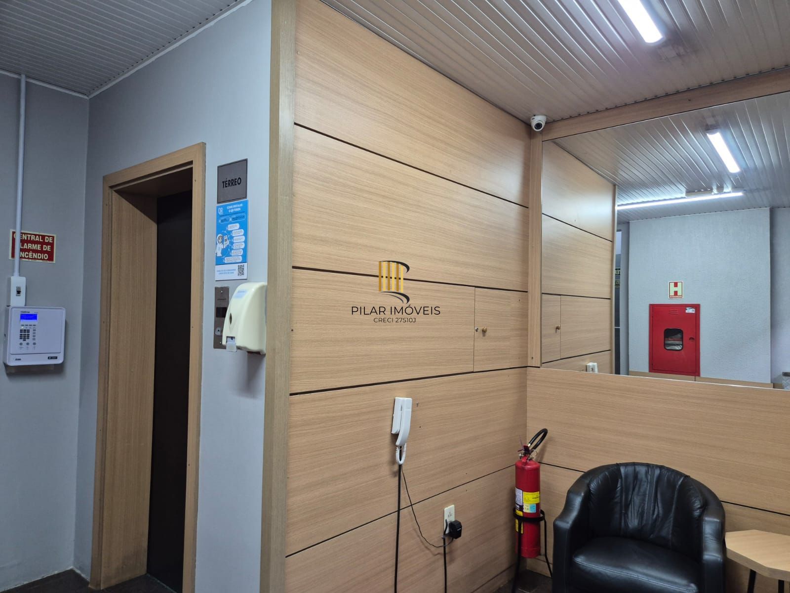 Sala comercial reformada e desocupada