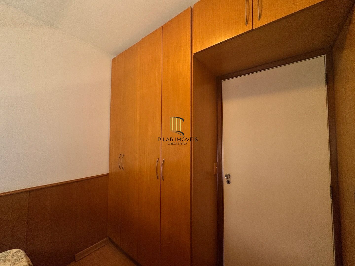 Apartamento dois dormitórios ( uma suíte) garagem/depósito Bairro Menino Deus