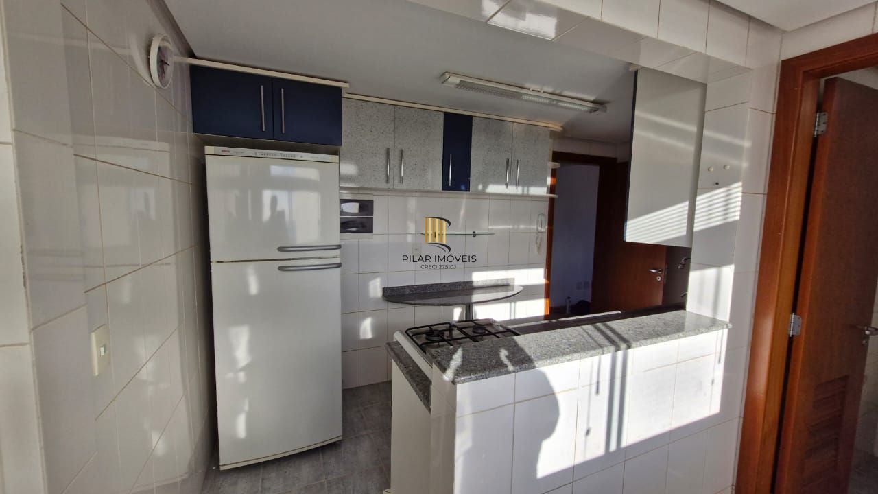 Apartamento impecável de frente no Menino Deus, 103,00 m² de área útil, 2 dormitórios, varanda integrada com churrasqueira, 2 garagens