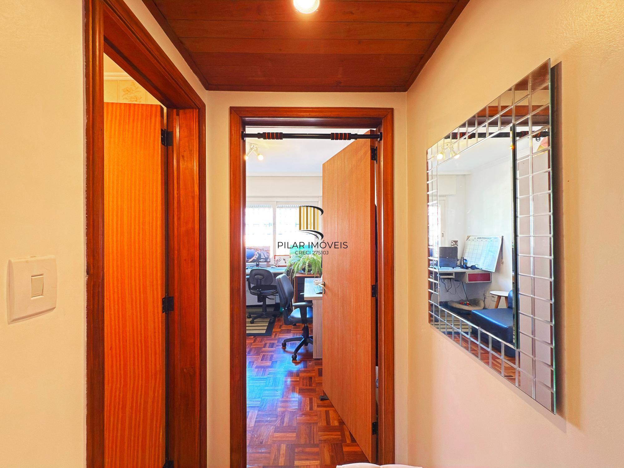 Apto 82m² 3 quartos, sendo um de empregada com suíte, prédio com elevador e vaga de garagem.