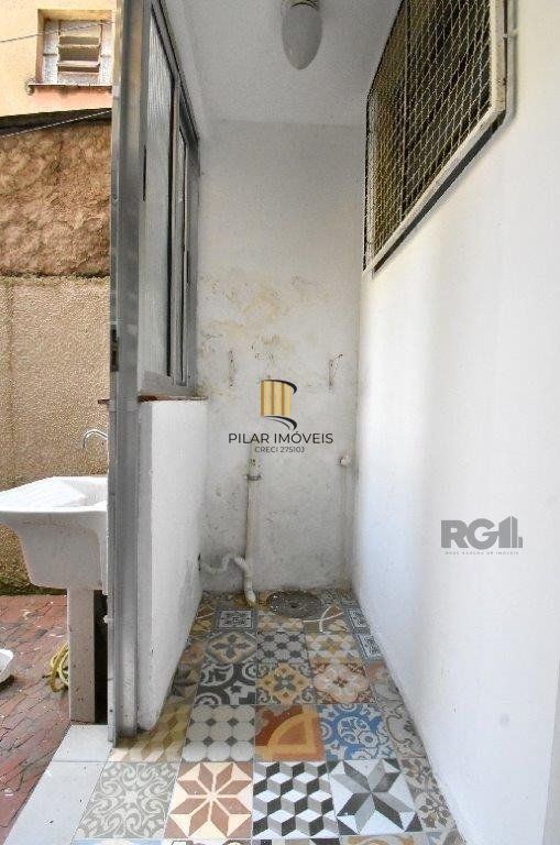 2 dormitórios, térreo com pátio.