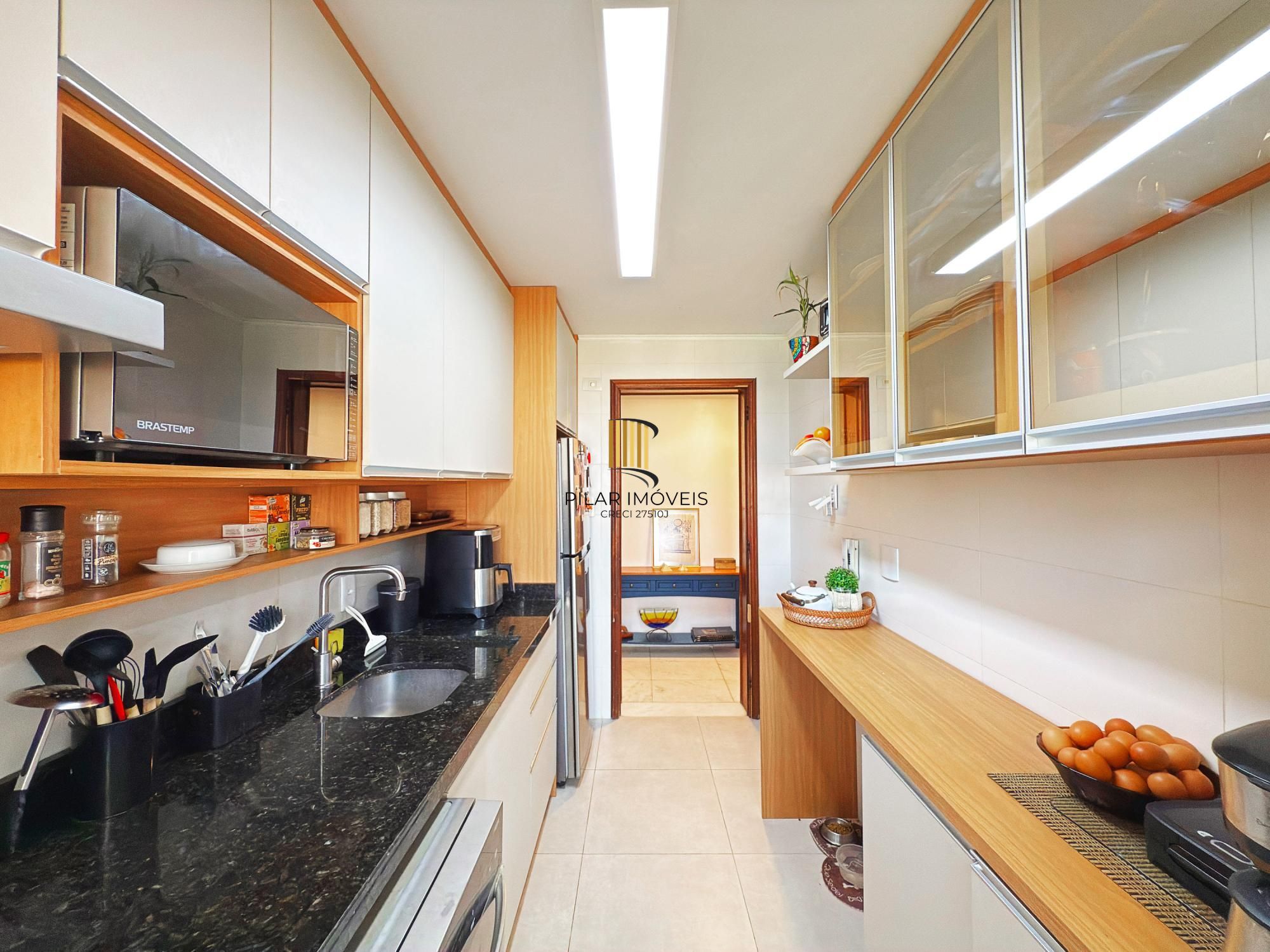 Apto 82m² 3 quartos, sendo um de empregada com suíte, prédio com elevador e vaga de garagem.