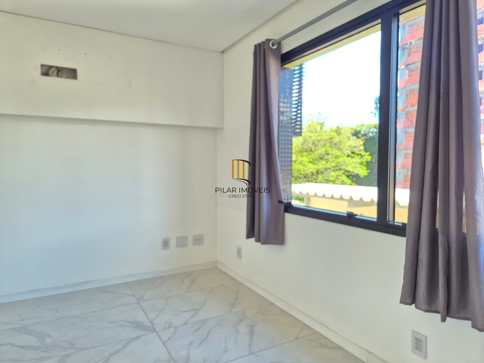 Sala reformada com box