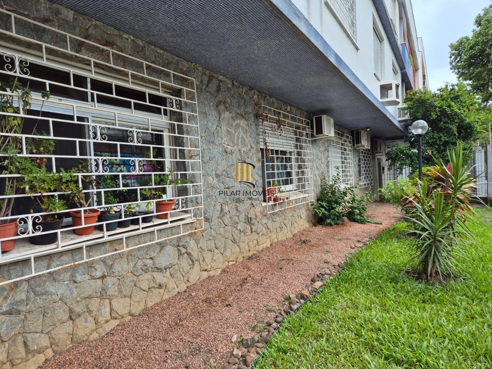 2D com garagem com churrasqueira