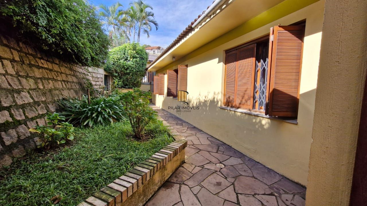 Casa de Cinema no bairro Glória com toda infraestrutura, ensolarada e bem ventilada, piscina, quiosque, 4 garagens