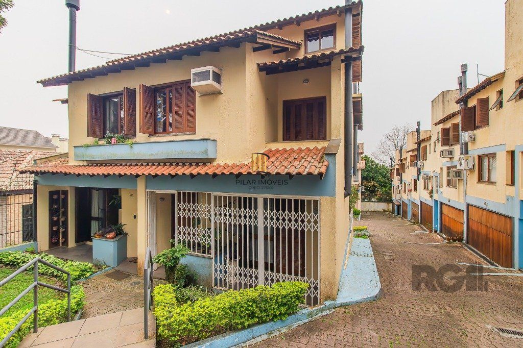 Belíssima casa em Condomínio com 3 dormitórios