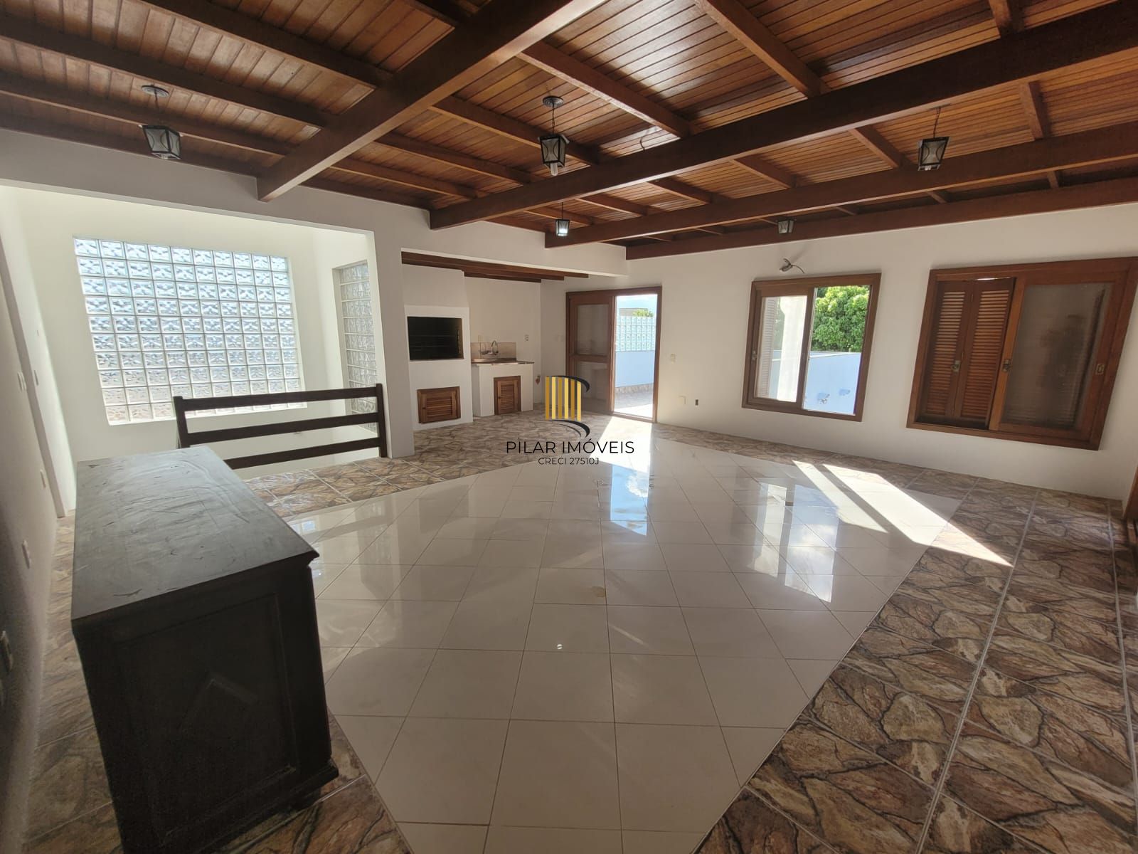 Casa no bairro Ipanema com 291 m² de área privativa e 8 garagens