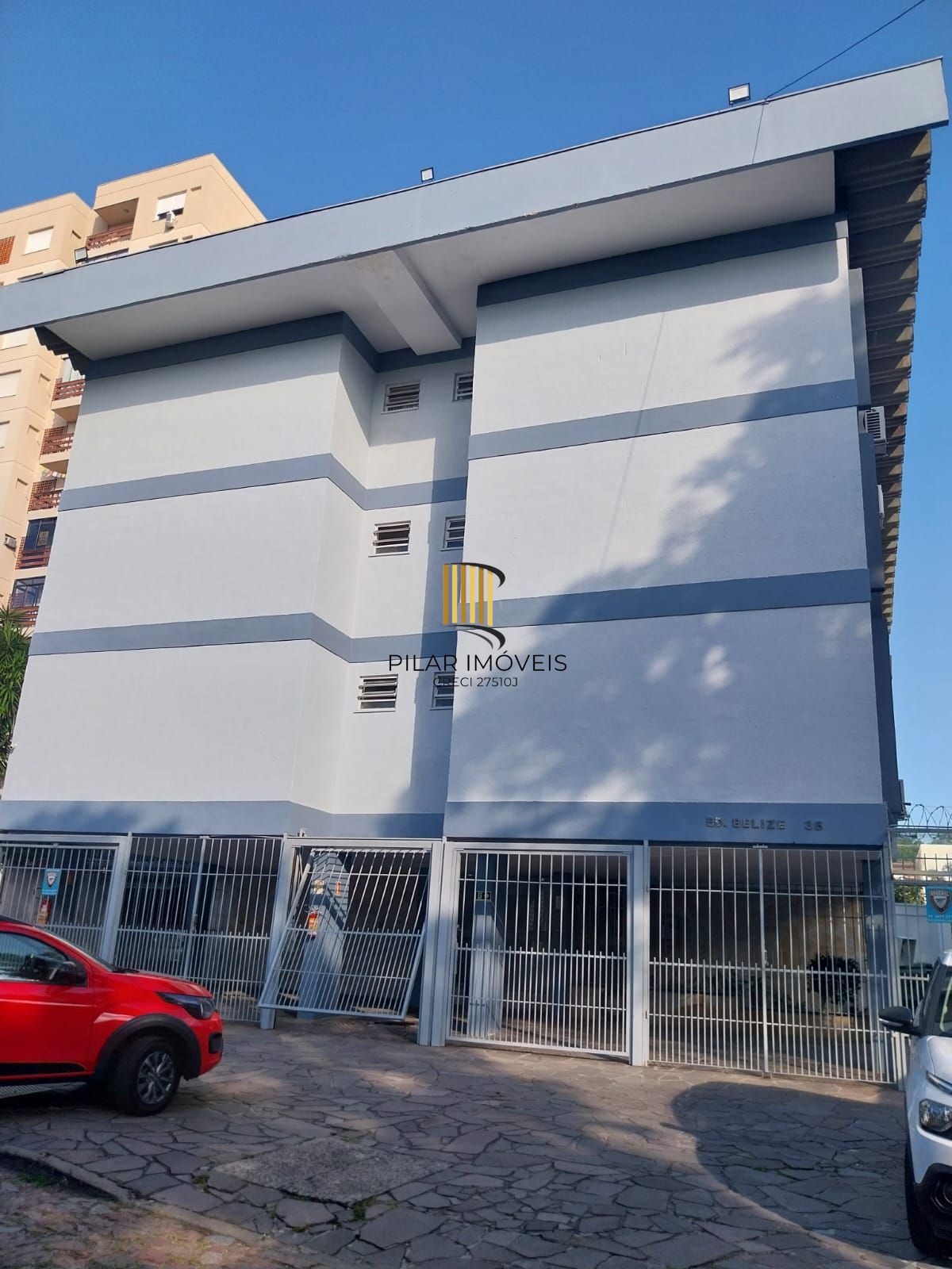 APARTAMENTO 62m² no bairro Glória, dois dormitórios, térreo e área externa.