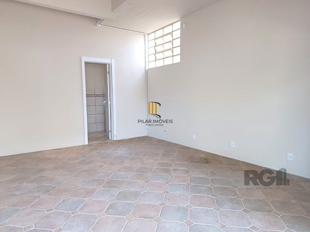 Sala reformada e desocupada!