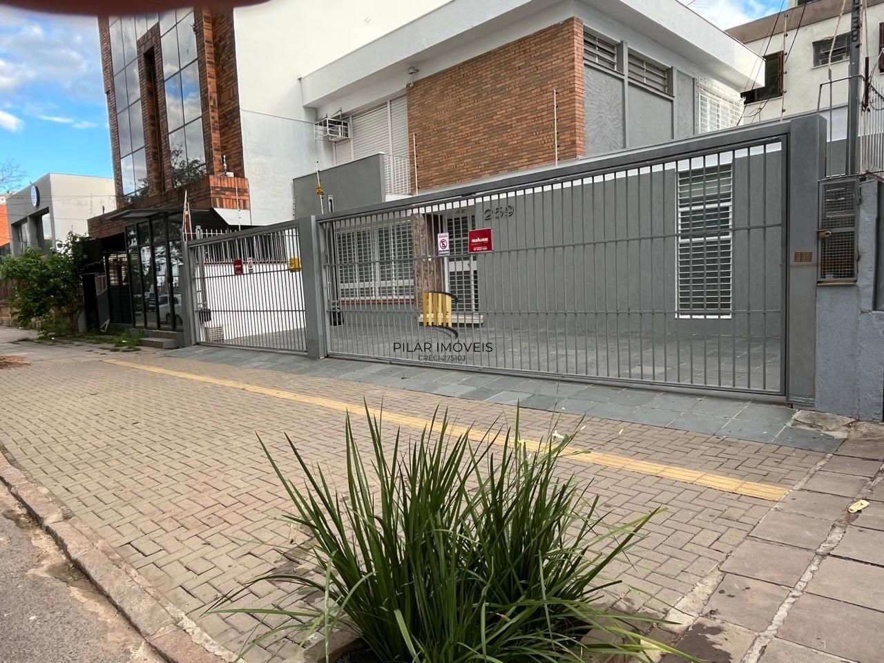 Casa comercial no miolo do bairro Menino Deus