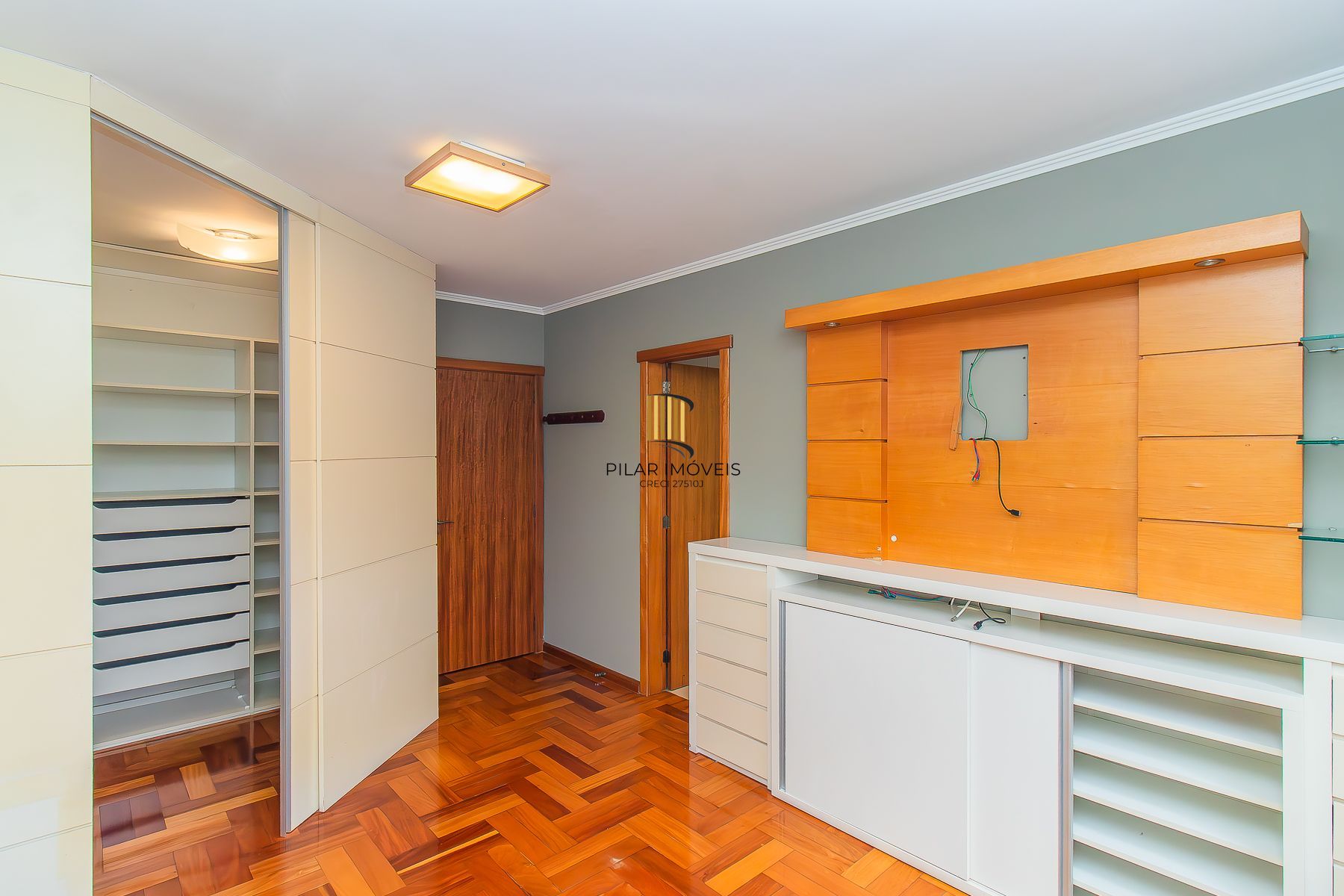 Apartamento semi mobiliado, impecável, com 126m² privativo.