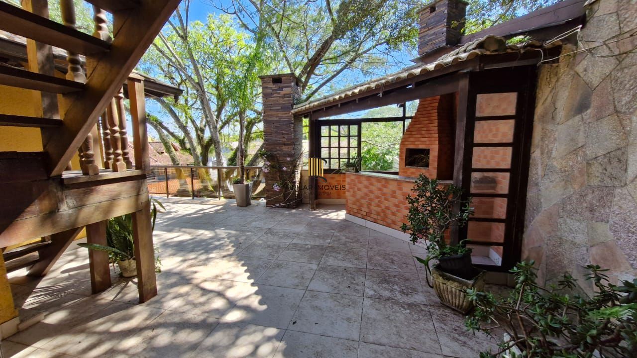 Casa em Condomínio Fechado em Ipanema com 4 dormitorios