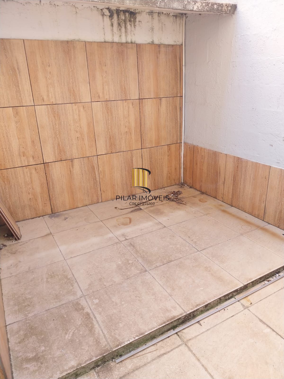 APARTAMENTO 62m² no bairro Glória, dois dormitórios, térreo e área externa.